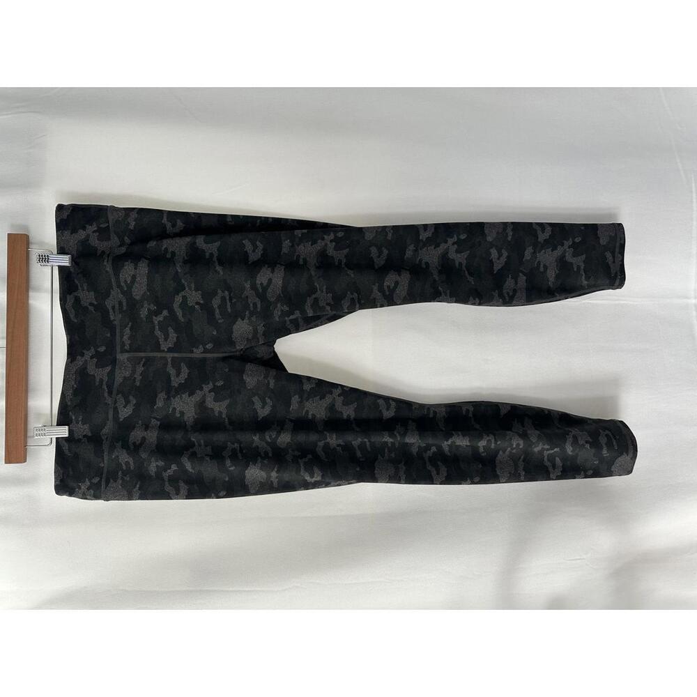 Fabletics powerhold Black and Gray Camouflage Leggings size xxl